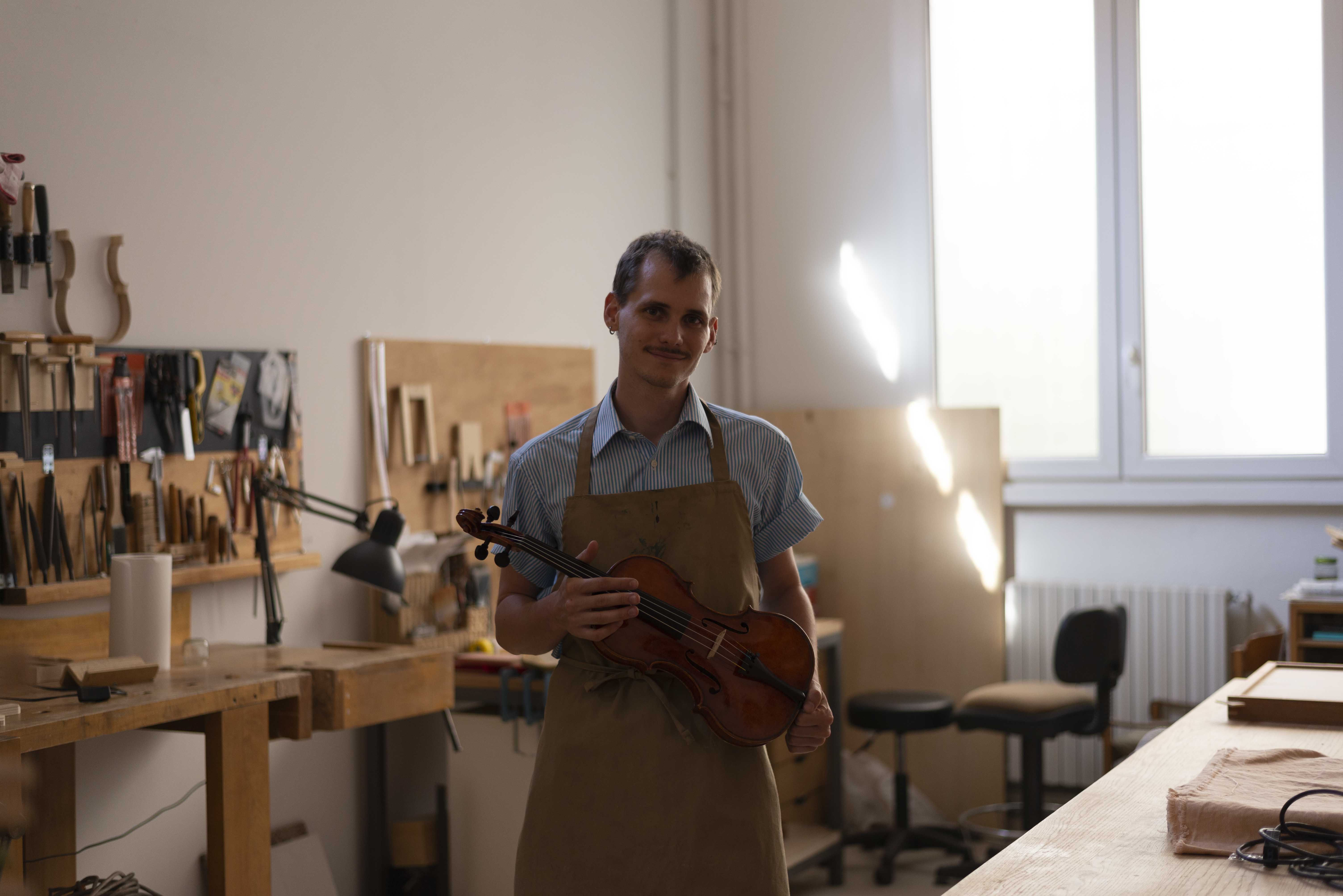Stefano Bertoli, liutaio di Milano - vincitore del concorso Artigiano del Cuore 2020 di Wellmade